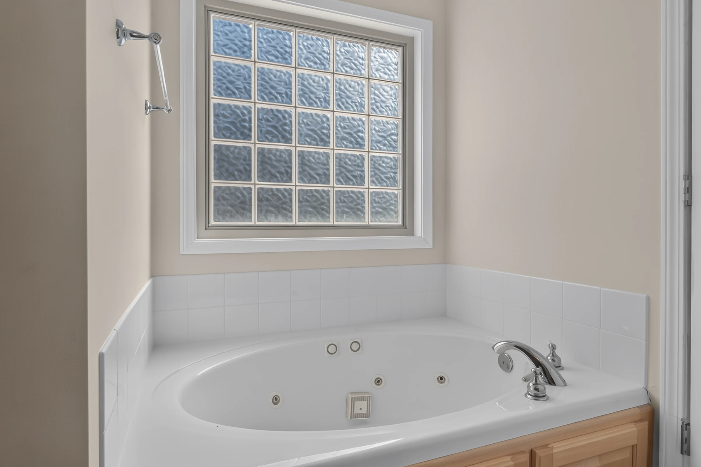 Main Level · Primary bathroom soaking tub at 1906 Kelleys Landing