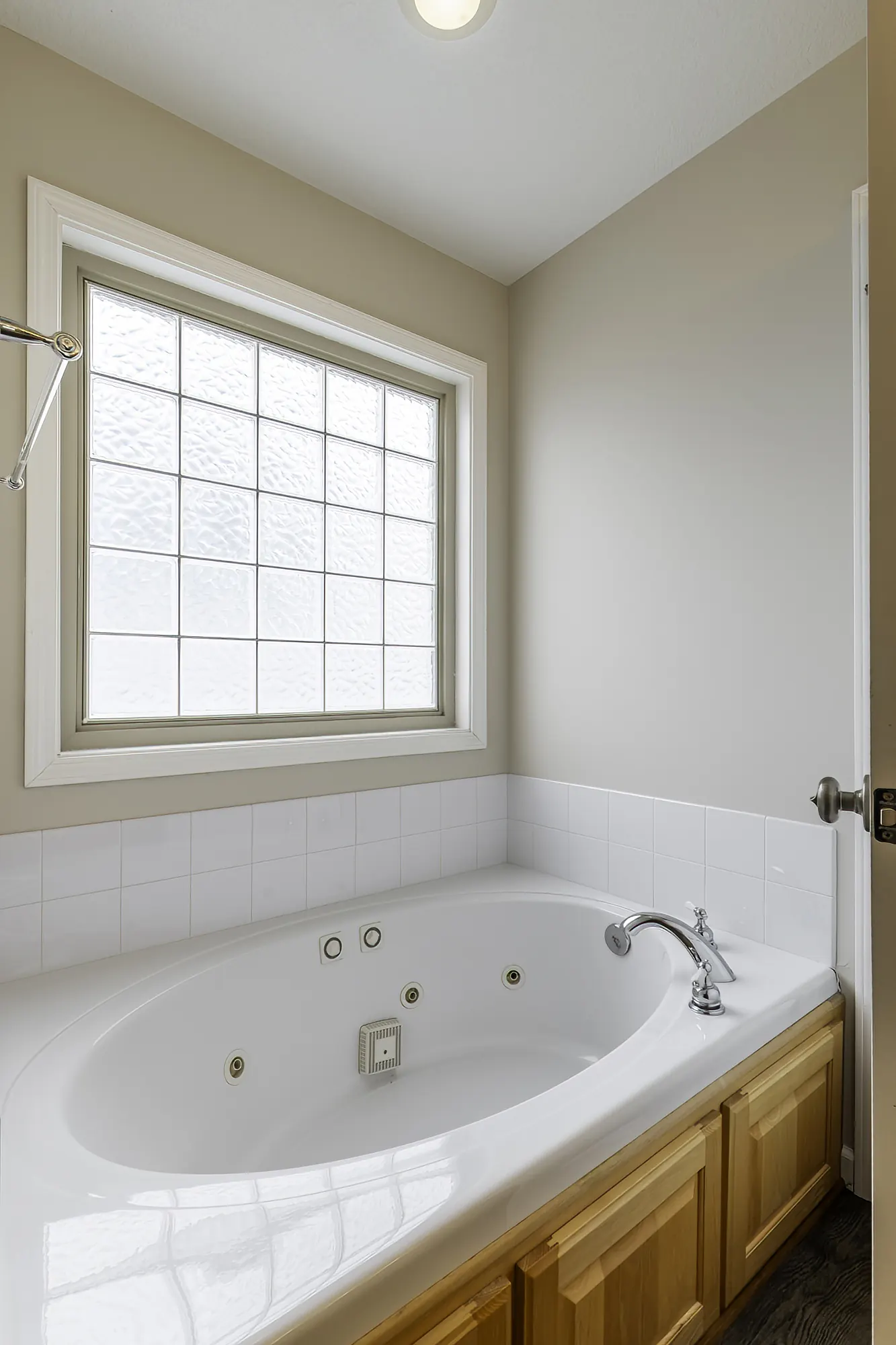 Jetted soaking tub in primary bath