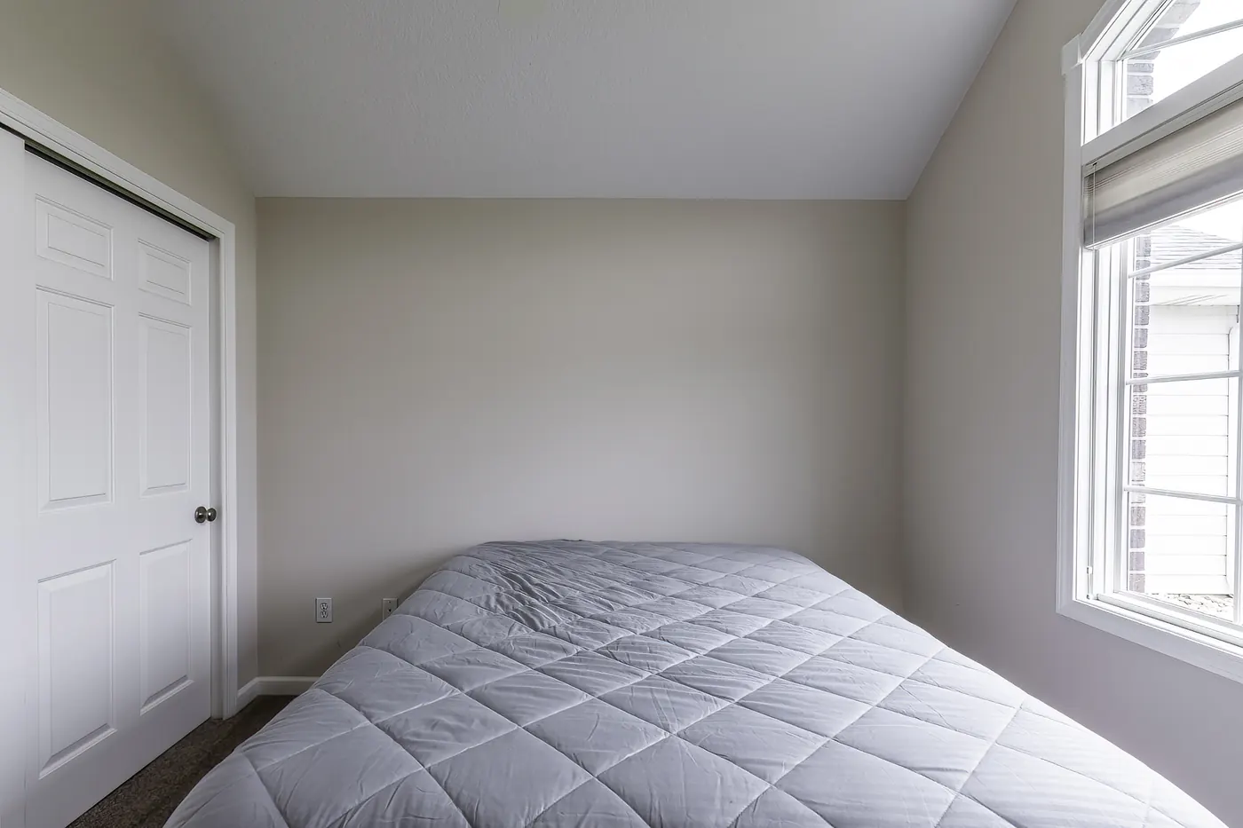 Guest bedroom at 1906 Kelleys Landing, Fort Wayne IN with neutral beige walls