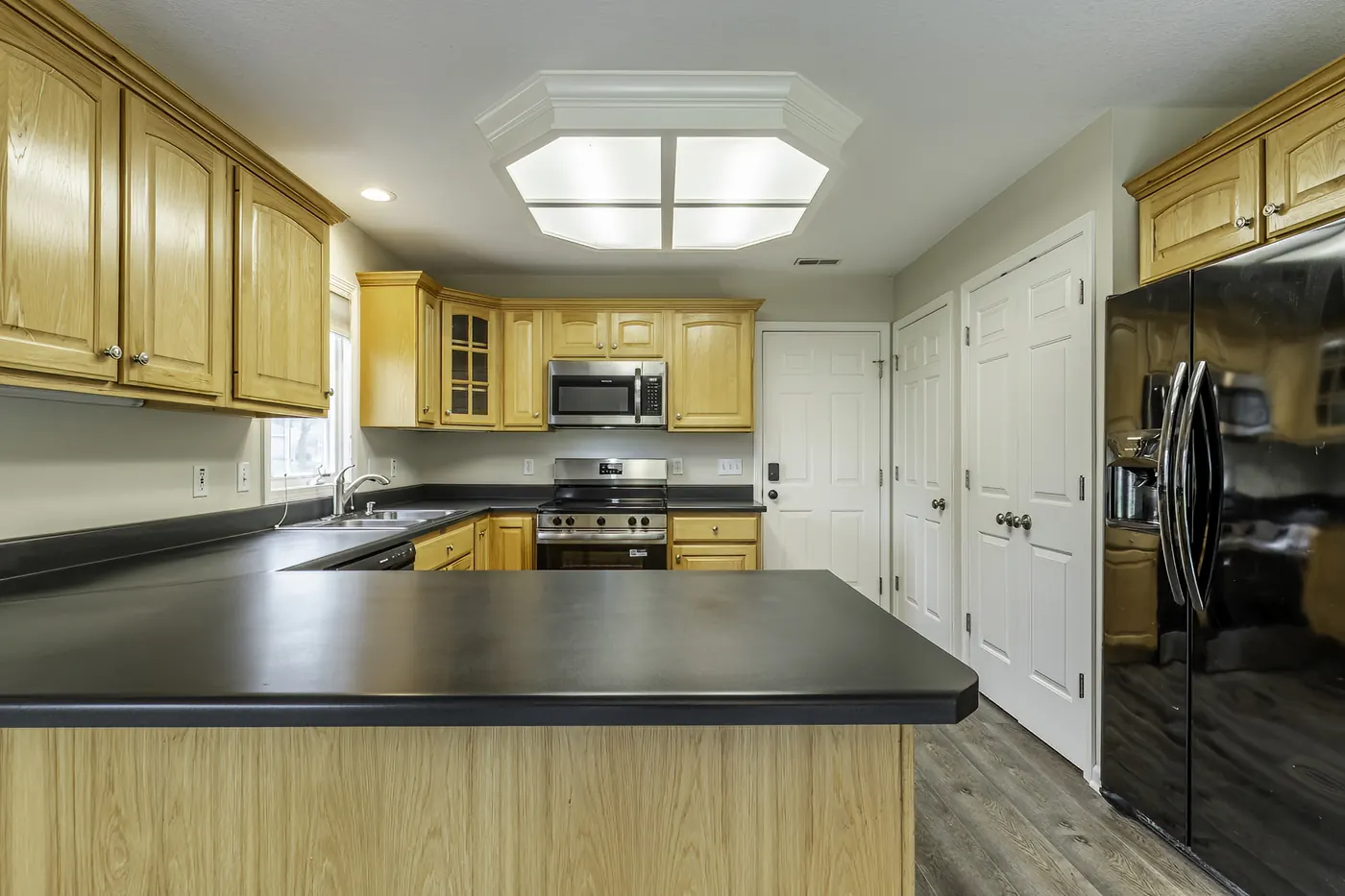 Kitchen breakfast bar and cabinetry at 1906 Kelleys Landing, Fort Wayne IN