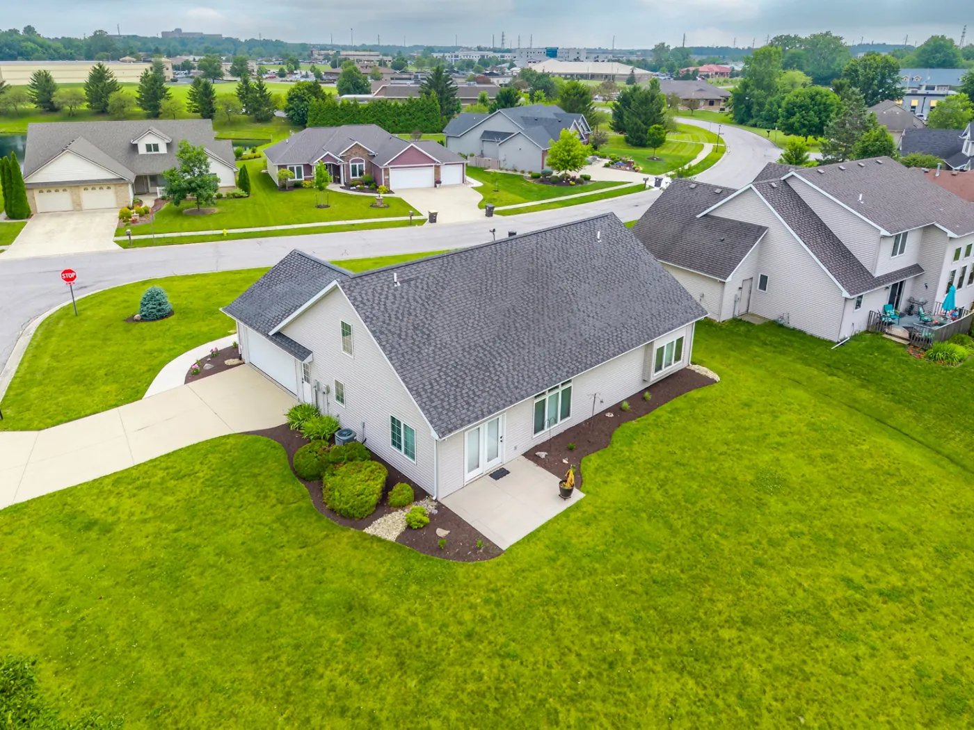 Overhead corner lot view of 1906 Kelleys Landing, Fort Wayne IN within the Estates of Sandy Pointe subdivision